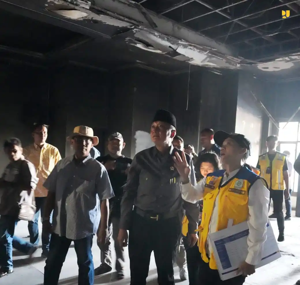 Menteri Pekerjaam Umum, Dody Hanggodo meninjau Gedung Paripurna Serbaguna Kabupaten Brebes yang rusak akibat aksi demo pekan lalu, Brebes, Minggu (7/9). (Foto: Dok/MI/PU)