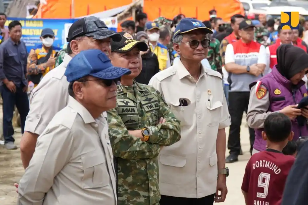 Menteri Pekerjaan Umum, Dody Hanggodo (kanan) bersama dengan Menteri Pertahanan, Sjafrie Sjamsoeddin, Panglima TNI, Jenderal TNI, Agus Subiyanto, saat mendampingi Presiden Prabowo Subianto meninjau pengungsi korban banjir di Aceh Tamiang, Jumat (12/12). PU/MI