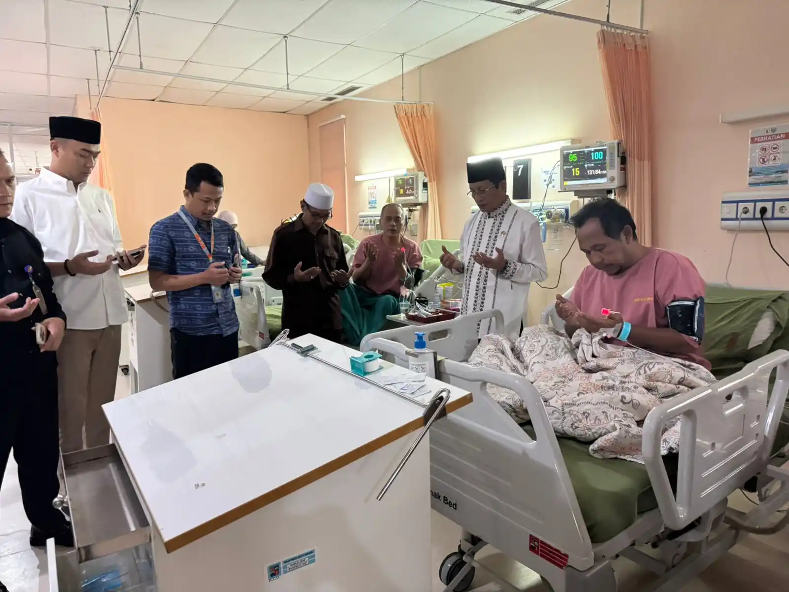 Menag Nasaruddin Umar langsung menjenguk para korban Bangunan Majelis Taklim Ashobiyyah roboh yang tengah dirawat Rumah Sakit PMI Bogo (Dok. Kemenag)