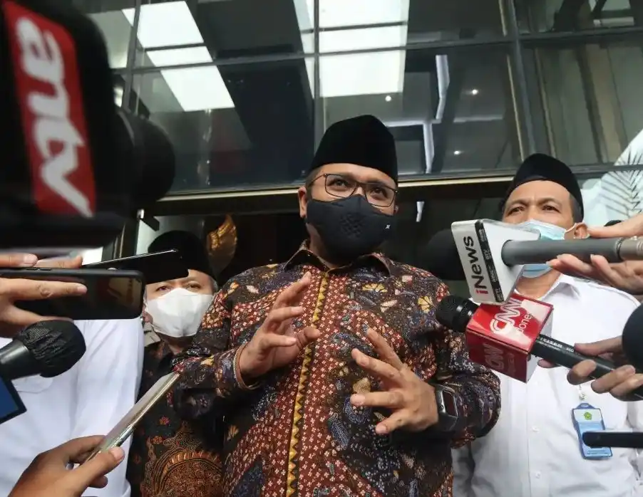 Yaqut Cholil Qoumas memberikan penjelasan kepada wartawan usai bertemu pimpinan KPK di Gedung KPK Merah Putih, Jakarta, Selasa (9/11/2021)