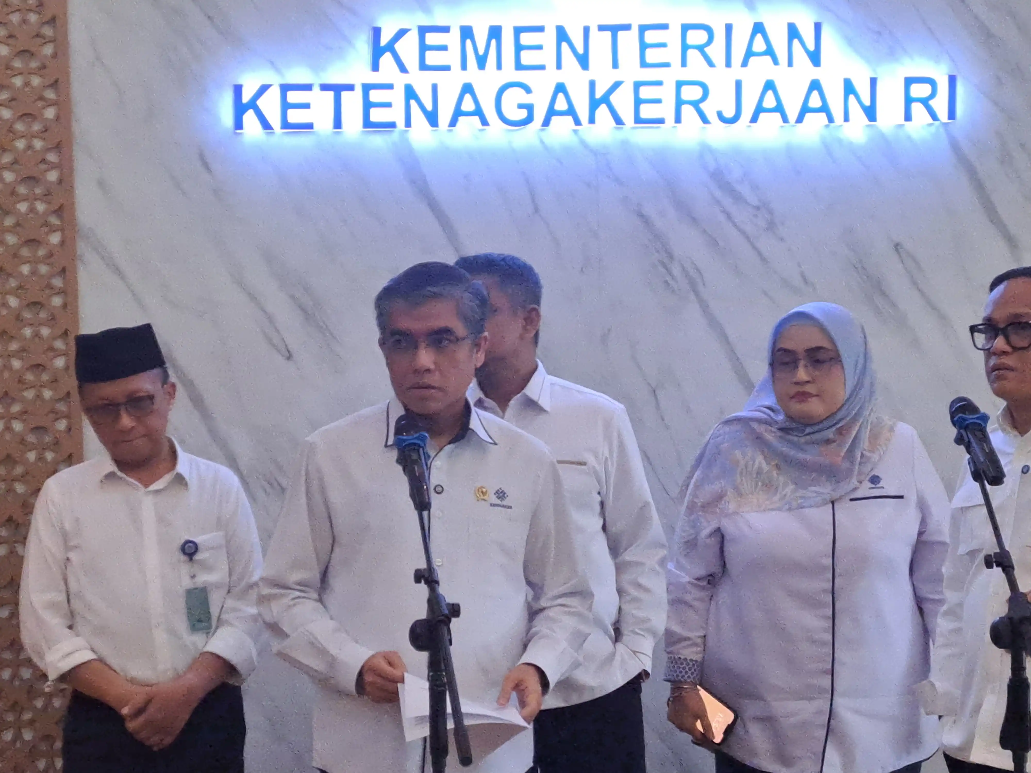 Menaker Yassierli saat beberkan soal THR harus dibayar perusahaan. (Foto: Rizal)