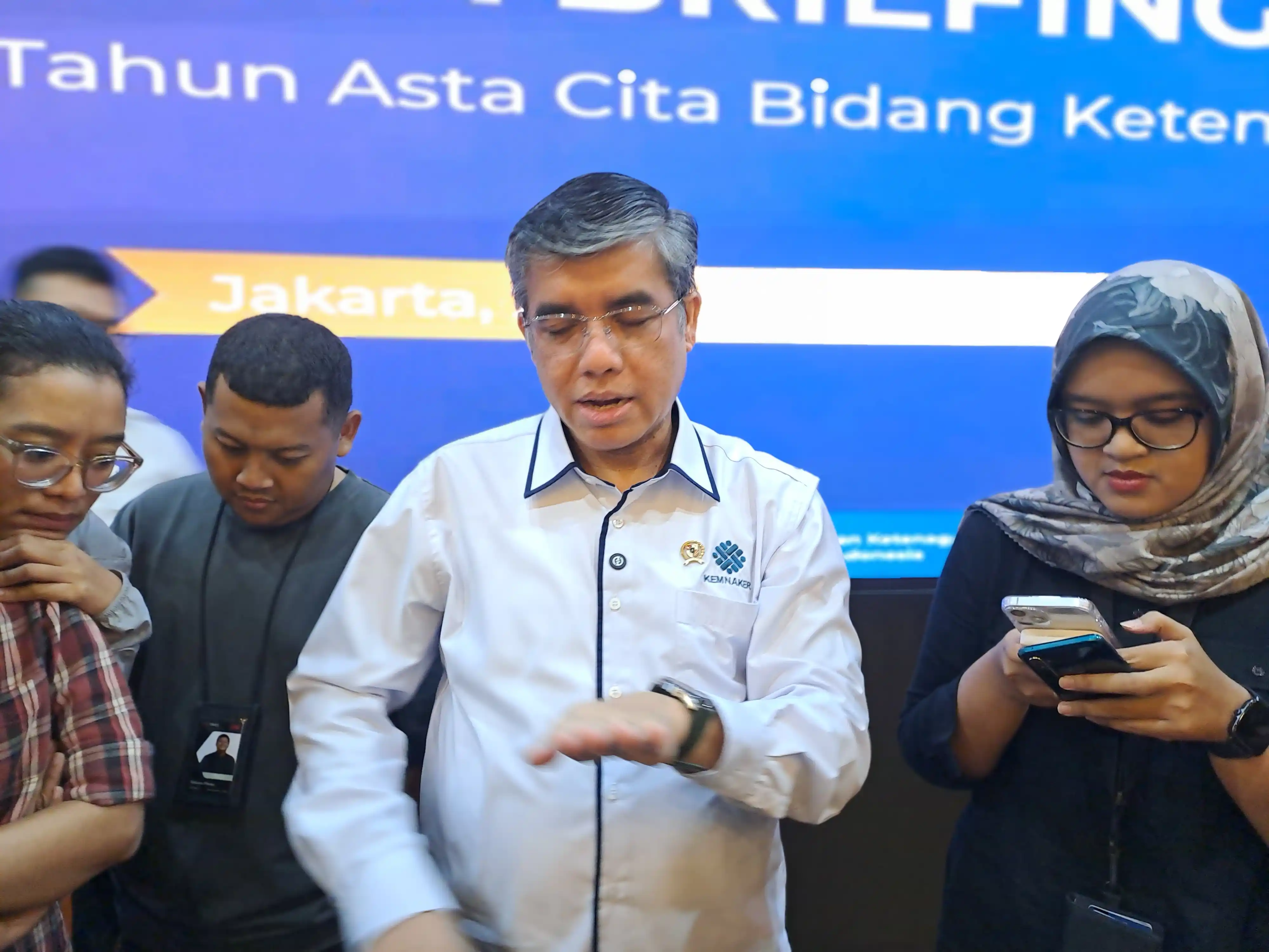 Menaker Yassierli selepas Media Briefing bincang dengan jurnalis. (Foto.Rizal Siregar)