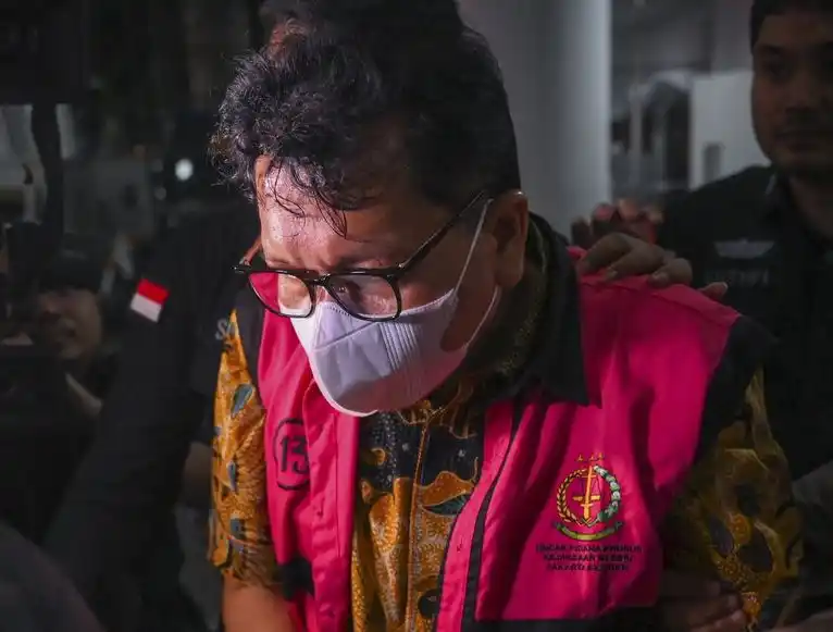 Mantan pejabat MA Zarof Ricar digiring menuju mobil tahanan usai diperiksa di Kejaksaan Agung, Jakarta, Jumat (25/10/2024). Kejaksaan Agung menetapkan mantan pejabat Mahkamah Agung Zarof Ricar sebagai tersangka dengan barang bukti sebesar Rp 920.912.303.714 serta 51 kilogram emas terkait gratifikasi kasus dugaan suap vonis bebas Gregorius Ronald Tannur dan pengurusan perkara di MA dari 2012 hingga 2022.