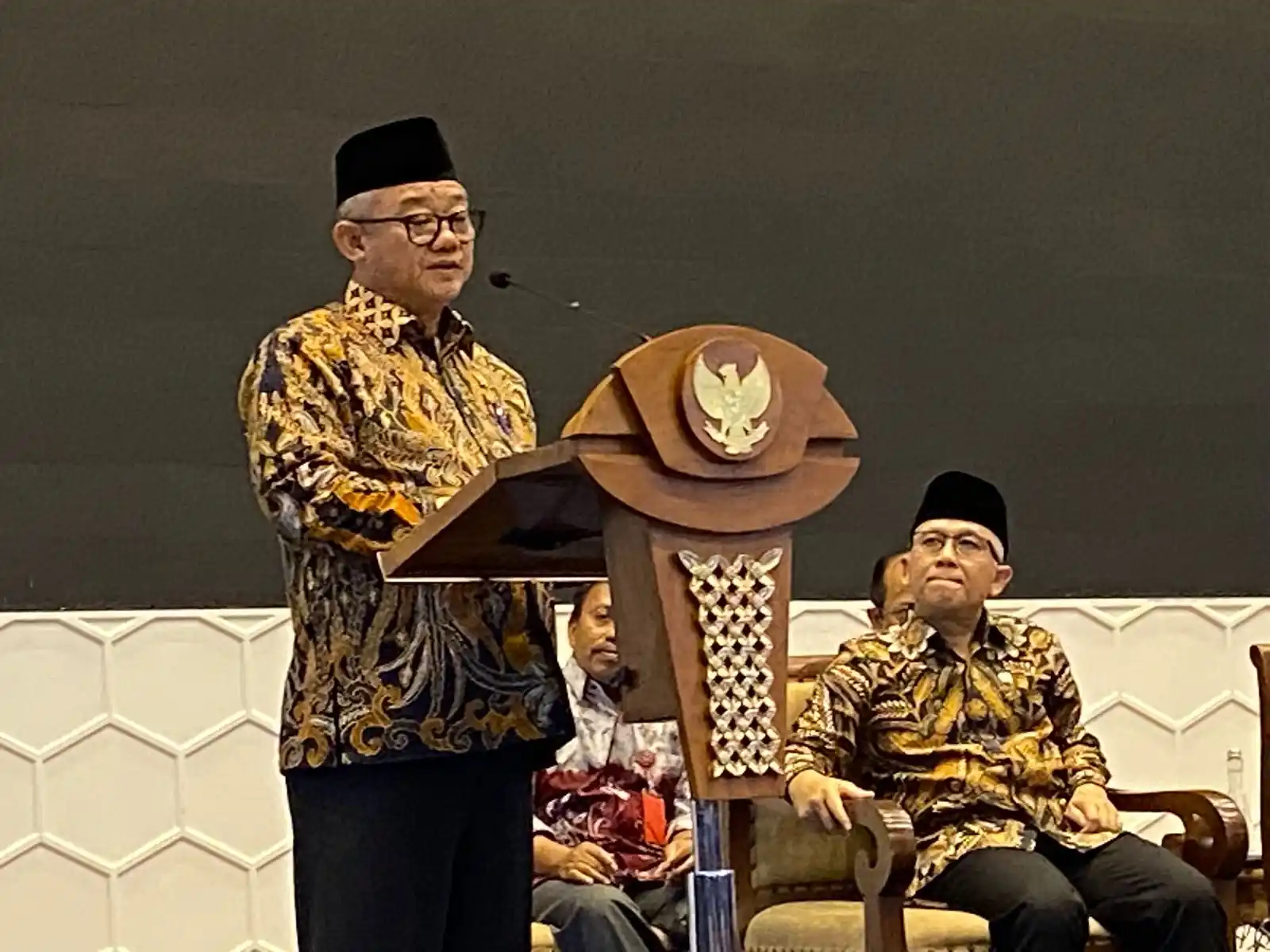 Mendikdasmen Abdul Mu’ti paparkan masalah pendidikan. (Foto. Rizal Siregar)