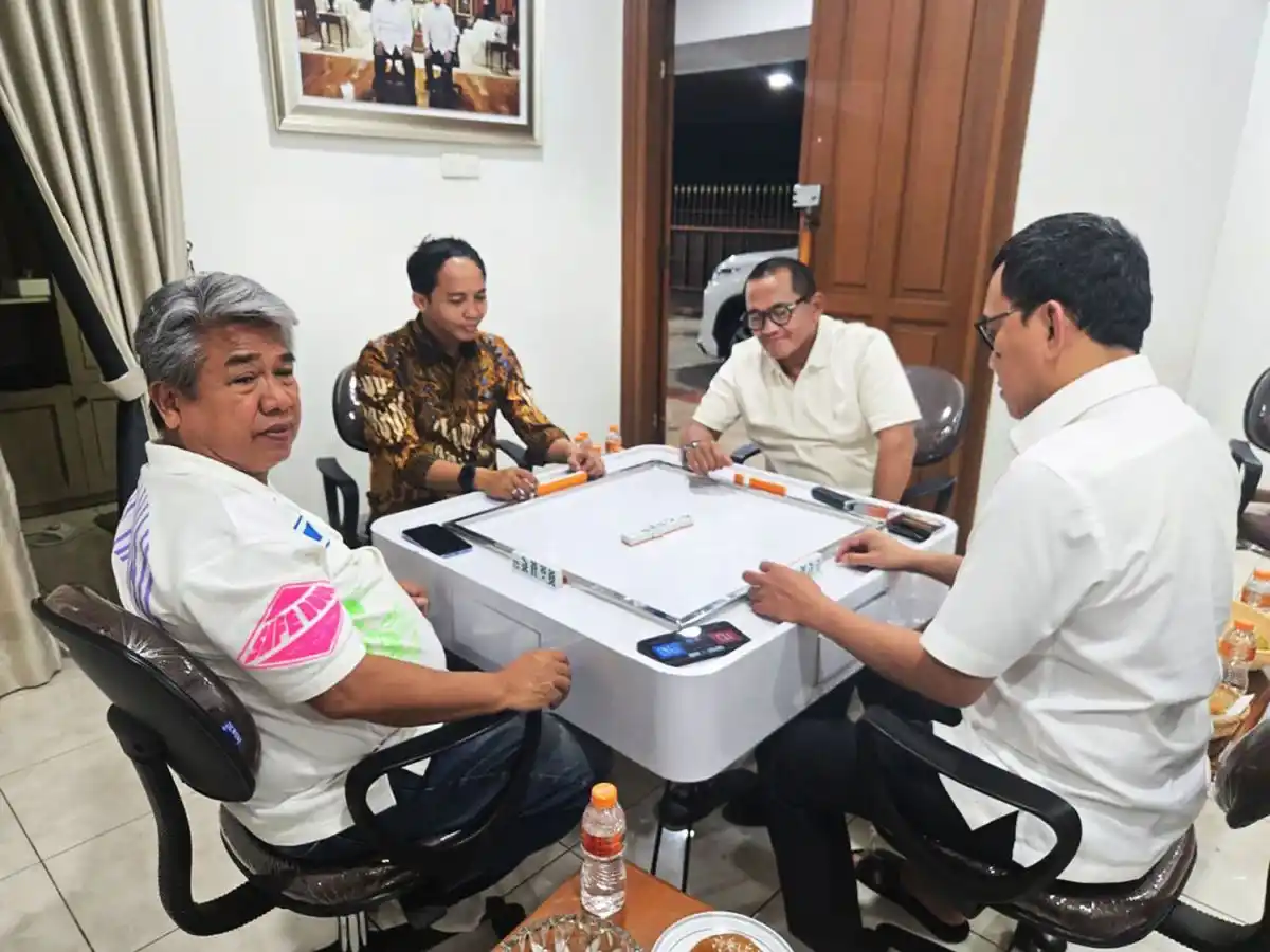 Menteri Kehutanan (Menhut) Raja Juli Antoni main domino bersama Aziz Wellang yang merupakan tersangka kasus pembalakan liar (Foto: Istimewa)