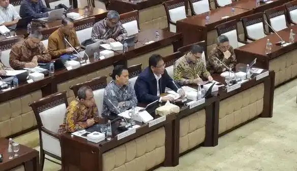Menteri Keuangan (Menkeu) Purbaya Yudhi Sadewa (tengah) di ruang rapat Komisi XI DPR, Jakarta, Selasa (30/9/2025). (Foto: Istimewa)