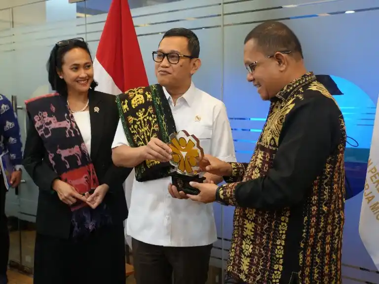 MenP2MI Abdul Kadir Karding menerima audiensi Gubernur Nusa Tenggara Timur (NTT) Emanuel Melkiades Laka Lena dan WamenP2MI Christina Aryani. (Dok. MI)