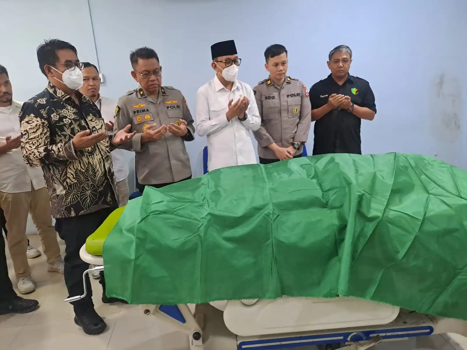 MenP2MI Abdul Kadir Karding saat berada di depan  jenazah PMI  non-prosedural, Wahyuni, di Rumah Sakit (RS) Polri Kramat Jati. (Foto. Rizal)