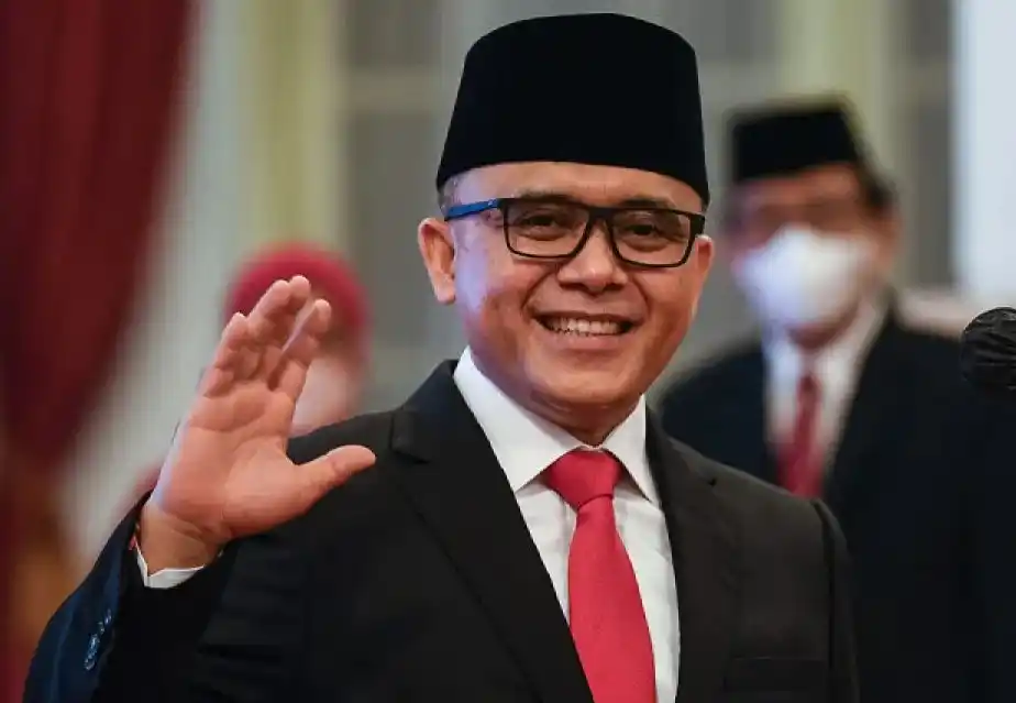 Menteri Pendayagunaan Aparatur Negara dan Reformasi Birokrasi (MenPAN RB) Abdullah Azwar Anas melambaikan tangannya saat pelantikan dirinya oleh Presiden Joko Widodo di Istana Negara, Jakarta, Rabu (7/9/2022)