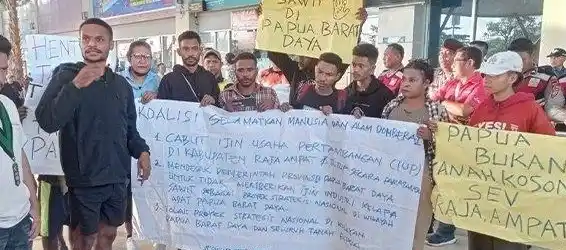 Menteri Bahlil Diteriaki Penipu saat Tiba di Bandara Deo Sorong, Papua (Foto: Istimewa)