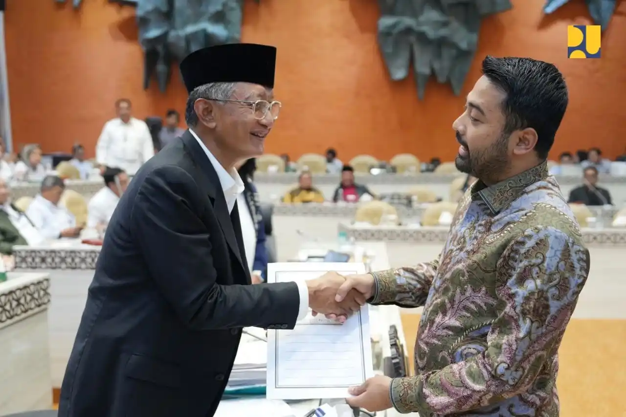 Menteri Pekerjaan Umum, Dody Hanggodo bersalaman dengan Anggota Komisi V, Zigo Rolanda usai rapat kerja dengan Komisi V DPR RI, Jakarta, Senin (17/11). (Foto: PU)
