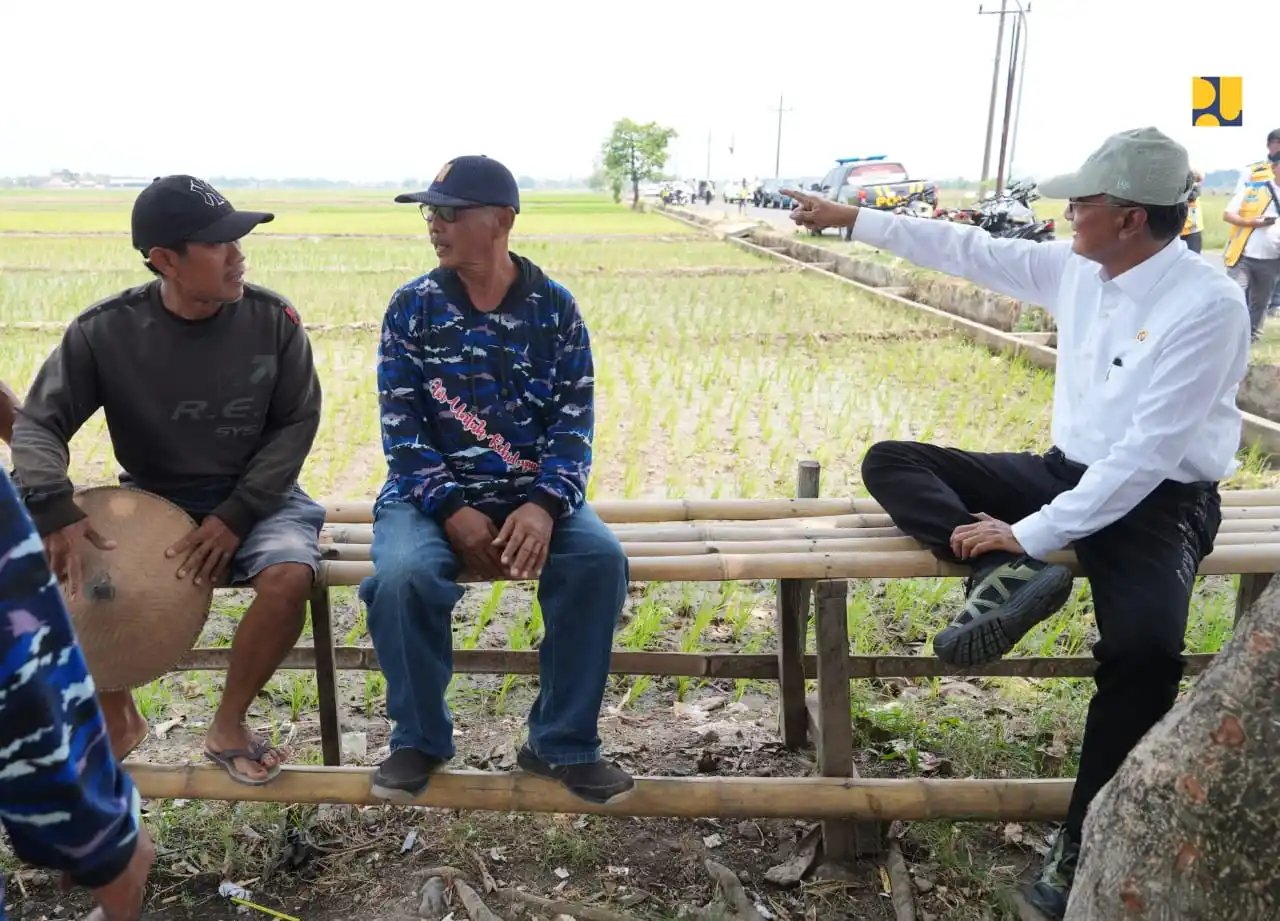 Menteri Pekerjaan Umum, Dody Hanggodo berdialog dengan kelompok Induk Perkumpulan Petani Pemakai Air (IP3A) usai meninjau Bendungan Logung, Kudus, (6/9). Foto: Dok/MI/PU