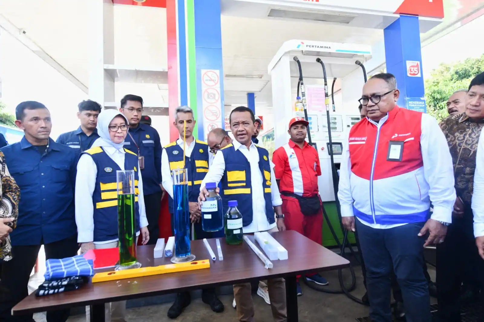 Menteri Energi dan Sumber Daya Mineral Indonesia, Bahlil Lahadalia bersama Kepala BPH Migas Erika Retnowati, Direktur Rekayasa & Infrastruktur Darat Pertamina Patra Niaga Eduward Adolof Kawi beserta jajaran manajemen lainnya melakukan Pengecekan kualitas BBM jenis Pertalite dan Pertamax di SPBU 84.971.05 Jln Ir. Putuhena Provinsi Maluku, pada sabtu (5/4/2025). [Foto: Doc. Pertamina]