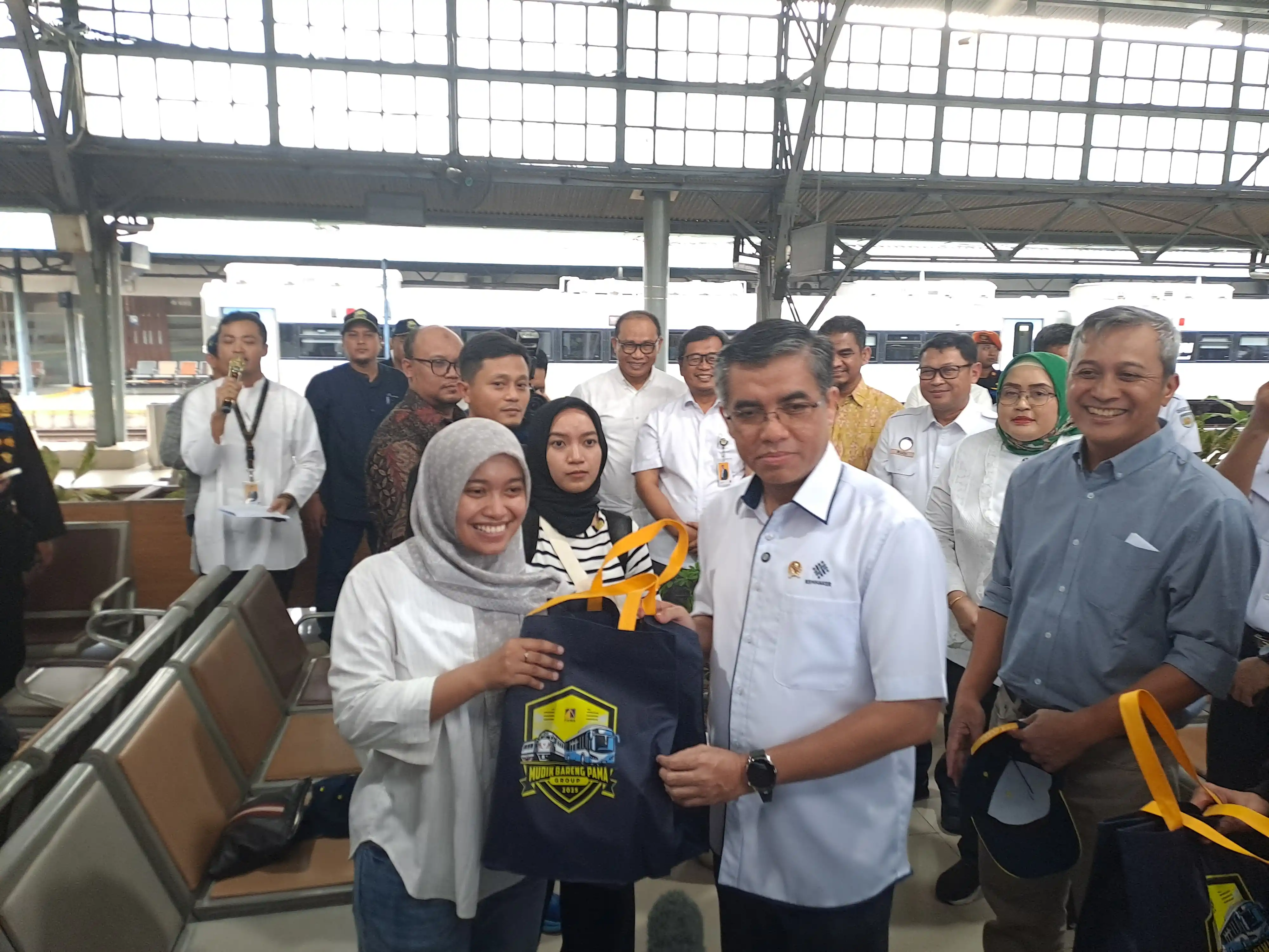 Menteri Ketenagakerjaan Yassierli lepas pemudik di Stasiun Pasar Senen. (Foto: Rizal)