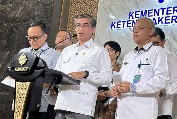 Menteri Ketenagakerjaan Yassierli (Tengah) Menerbitkan Surat Edaran terkait Larangan Syarat Usia dalam Rekrutmen Kerja (Foto: Repro)