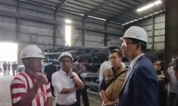 Menteri Keuangan Purbaya Yudhi Sadewa melakukan sidak ke perusahaan pengelola baja di Tangerang (Foto: Tangkapan Layar)