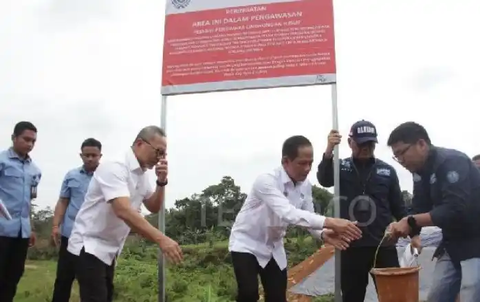 Menteri Koordinator Pangan Zulkifli Hasan bersama Menteri Lingkungan Hidup Hanif Faisol Melakukan Penyegelan Dua Kompleks Perumahan Elit di Kecamatan Sukaraja, Kabupaten Bogor (Foto: Repro)