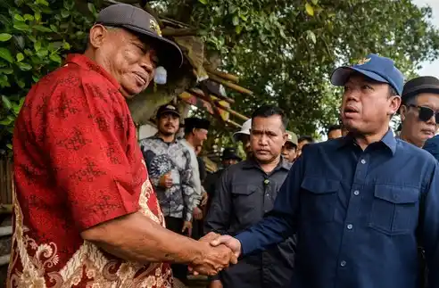 Nusron Wahid berjabat tangan dengan Kades Kohod, Arsin (Foto: Dok MI)