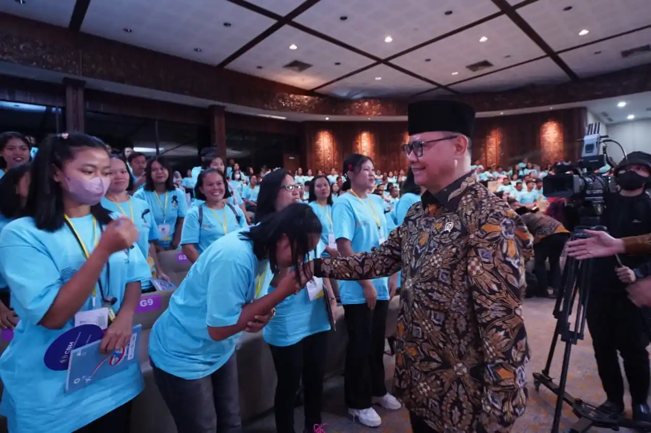 Menteri P2MI Mukhtarudin   lepas  1.035 calon pekerja Migran Indonesia pada Puncak peringatan International Migrant Day 2025 di Sasana Langen Budoyo, TMII. (Dok. KemenP2MI)