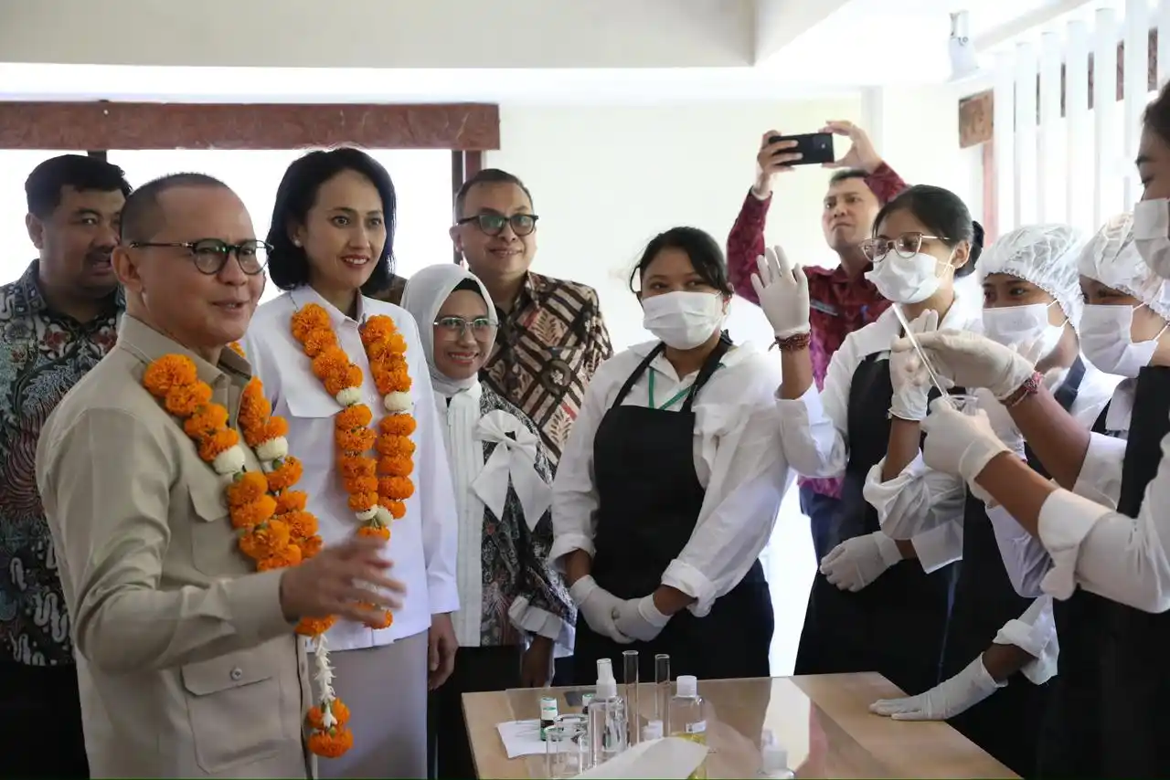 Menteri P2MI  Mukhtarudin melepas 40 peserta Pelatihan Wellness Therapist dalam sebuah acara resmi di Aula Balai Diklat Industri (BDI) Denpasar. (Dok. KemenP2MI)