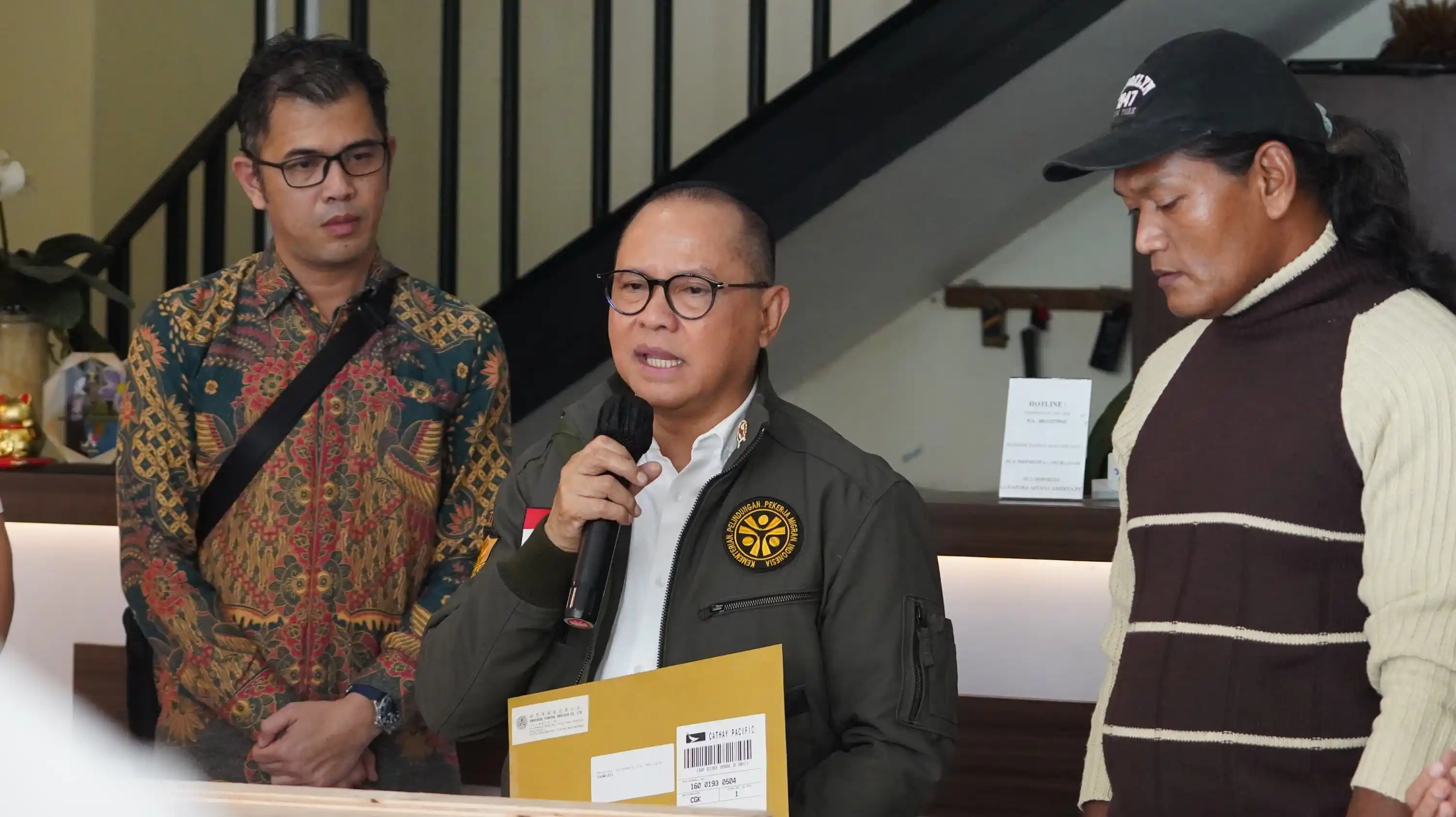 Menteri P2MI Mukhtarudin saat menjemput dan menyambut kedatangan jenazah beberapa Pekerja Migran Indonesia korban tragedi kebakaran apartemen Wang Fuk Court di Tai Po. (Dok. KemenP2MI)