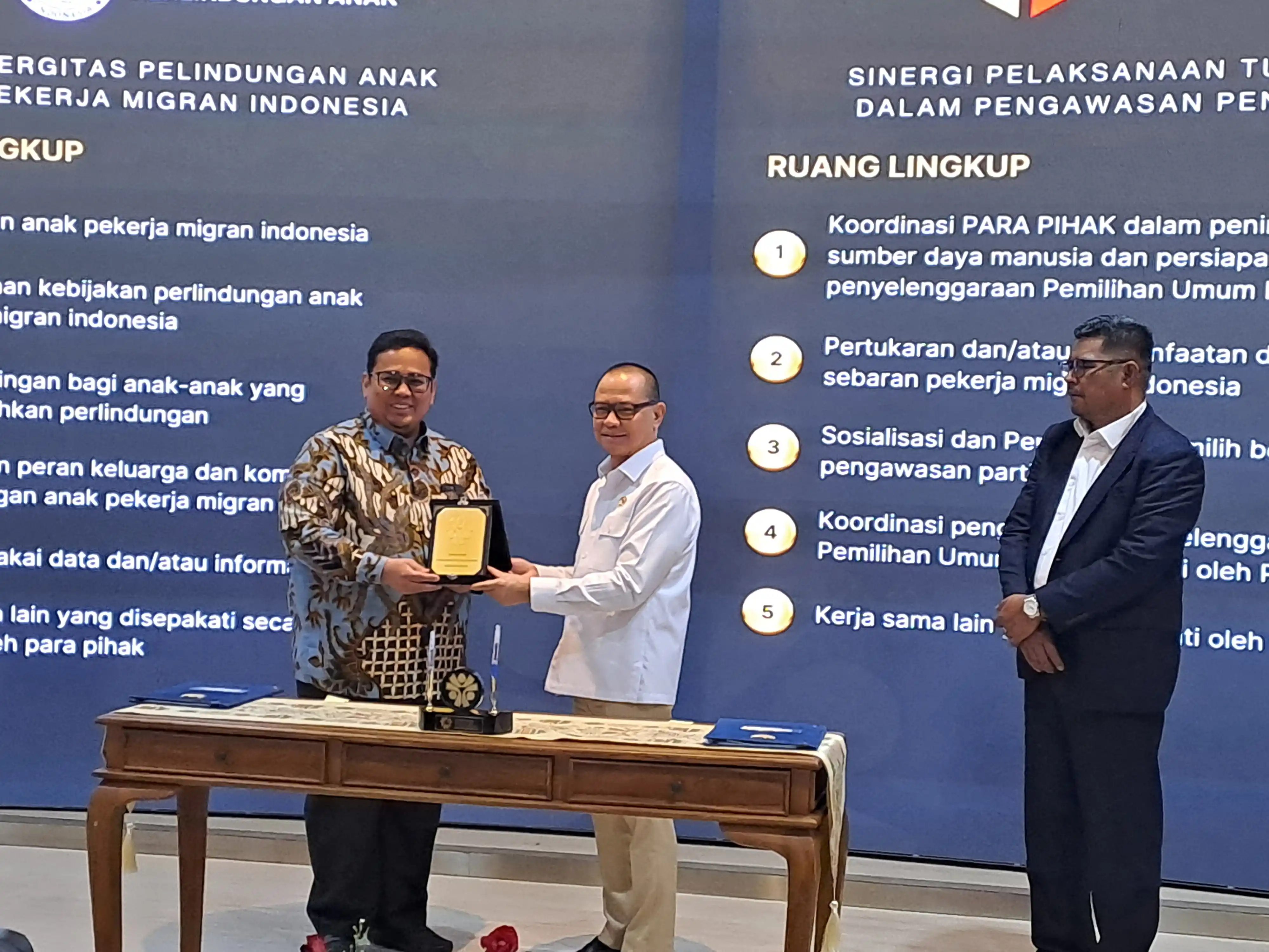 Menteri P2MI, Mukhtarudin saat MoU dengan Ketua Bawaslu RI Rahmat Bagja. (Foto. Rizal Siregar)