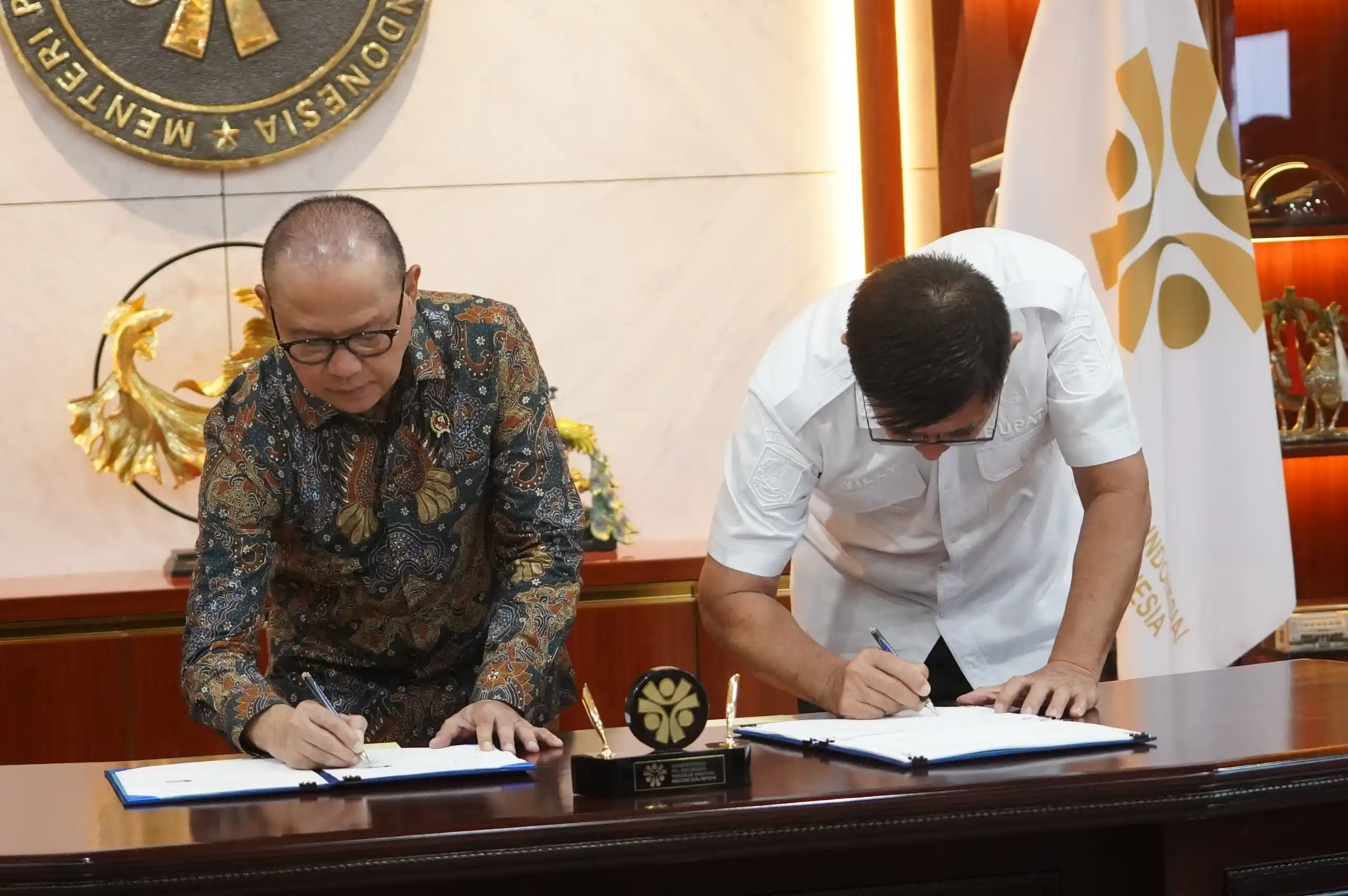 Menteri P2MI Mukhtarudin  tandatangani MoU dengan Pemerintah Kabupaten Belu NTT. (Dok. KemenP2MI)