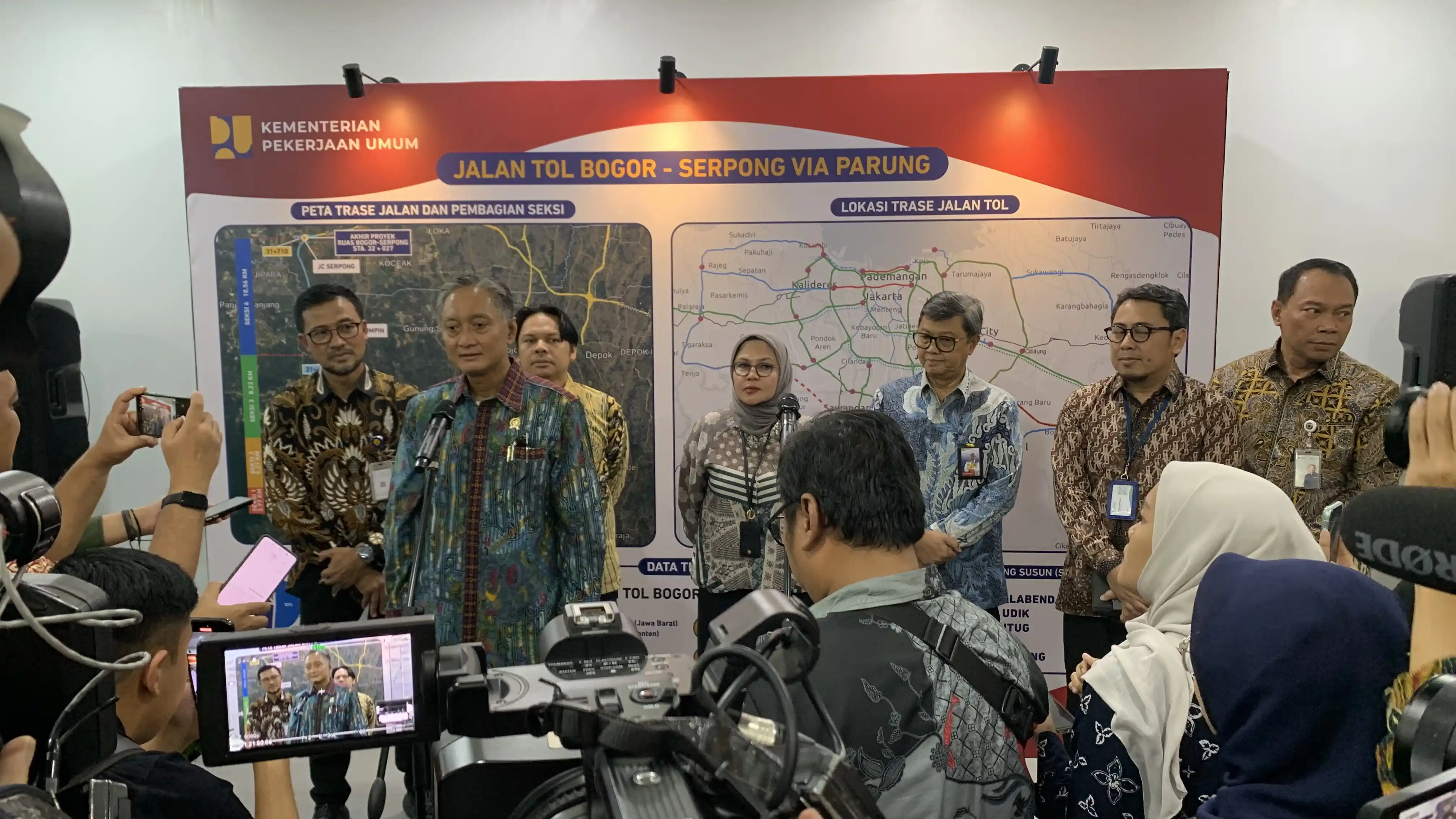 Menteri Pekerjaan Umum, Dody Hanggodo memberikan keterangan pers terkait kesiapan Kementerian PU menyiapkan alat berat untuk evakuasi korban di Ponpes Al Khoziny, Jakarta, Jumat (3/10). (Foto: Zul Sikumbang)