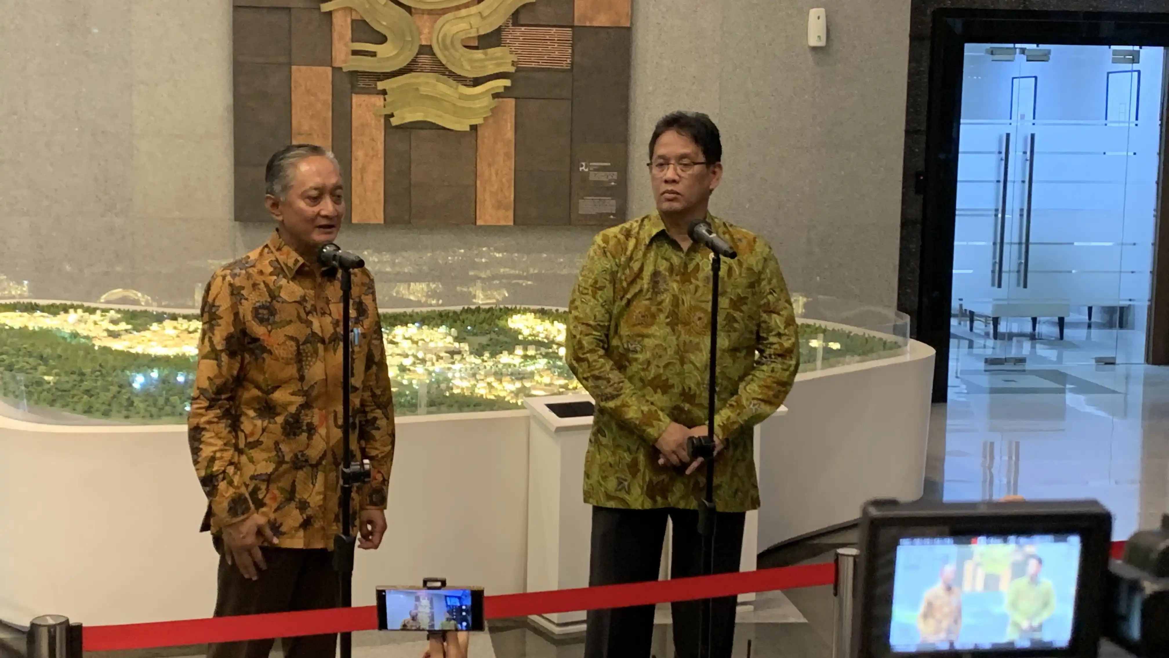 Menteri Pekerjaan Umum, Dody Hanggodo dan Menteri Keuangan, Purbaya Yudhi Sadewa memberikan keterangan pers tentang penyerapan anggaran Kementerian PU di Gedung Kementerian PU, Jakarta, Jumat (17/10). (Foto: Zul Sikumbang)