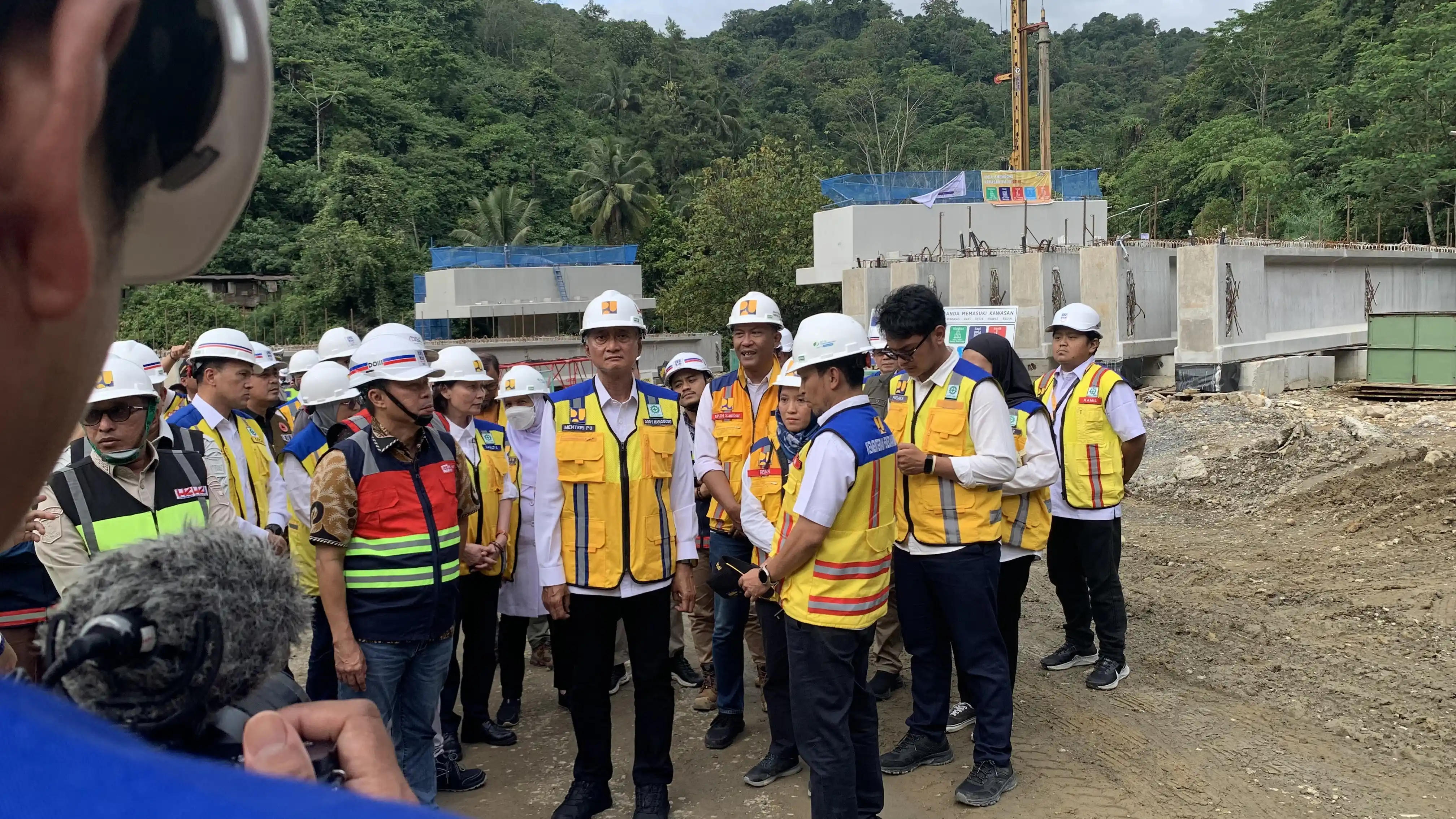 Menteri Pekerjaan Umum, Dody Hanggodo memberikan keterangan pers terkait pembangunan Flyover Sitinjau Lauik, Kamis (29/1/2026).