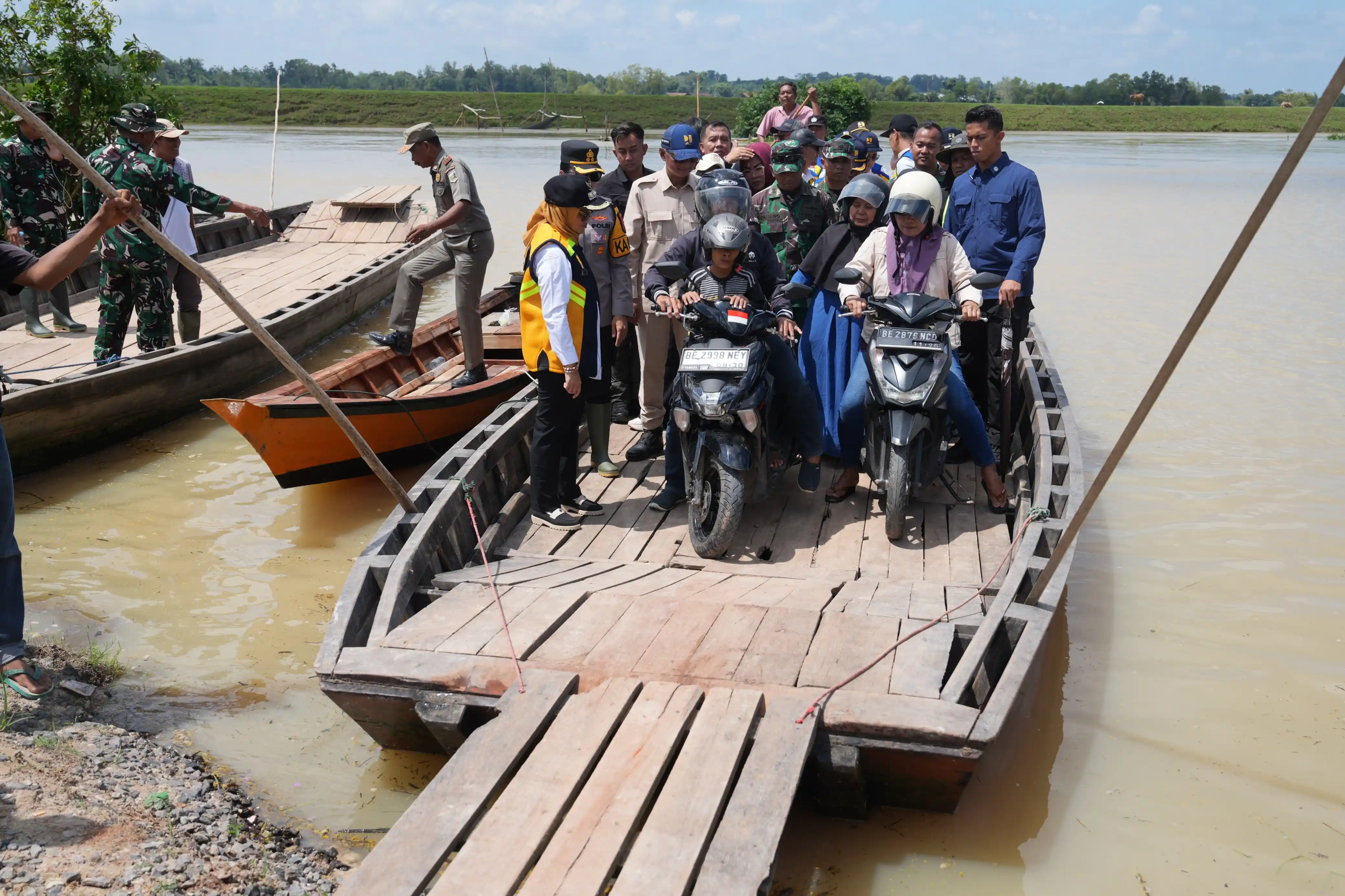 Menteri Pekerjaan Umum (PU) Dody Hanggodo meninjau langsung kondisi Jembatan Way Bungur yang berlokasi di Desa Kali Pasir, Kecamatan Way Bungur, Kabupaten Lampung Timur, Kamis (5/2/2026).