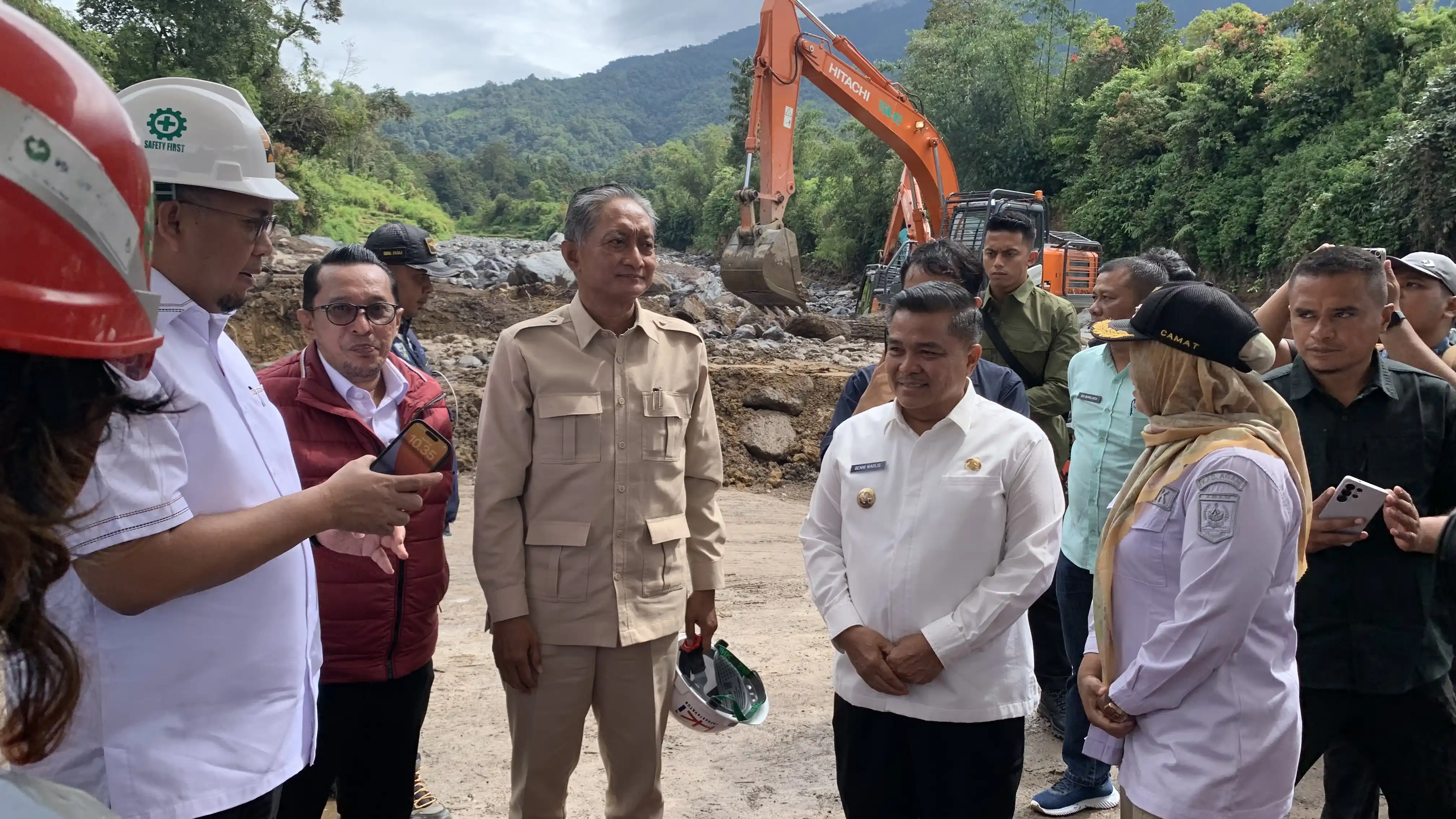 Menteri Pekerjaan Umum, Dody Hanggodo meninjau perbaikan jalan di Lembah Anai, Rabu (28/1/22"026). Foto: Zul Sikumbang/MI