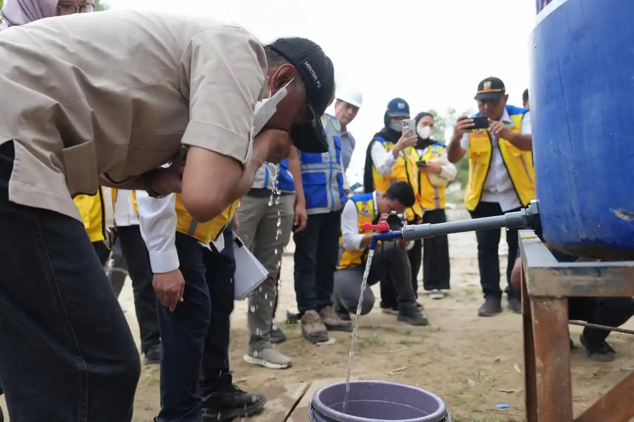 Menteri Pekerjaan Dody Hanggodo meminum air bersih langsung dari Sistem Penyediaan Air Minum (SPAM) Langkahan di Kabupaten Aceh Utara, Selasa (24/2). Foto: PU/MI