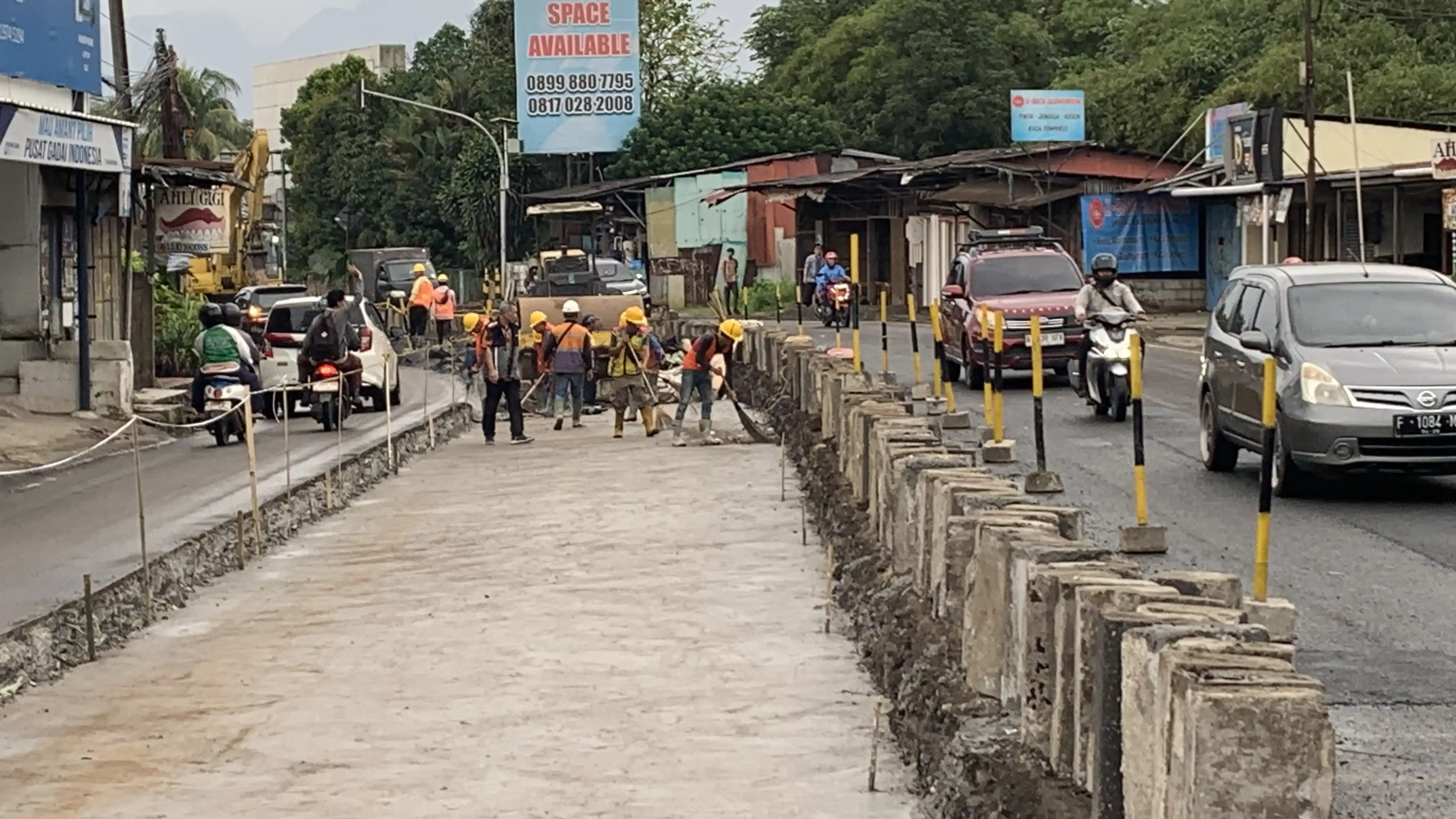Kementerian PU melakukan perbaikan jalan Parung-Bogor. Foto: Zul Sikumbang