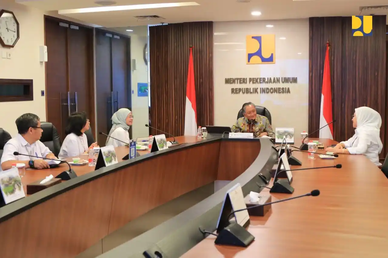 Menteri Pekerjaan Umum, Dody Hanggodo menggelar rapat terkait rencana membangun dan merehabilitasi fasilitas umum yang rusak akibat demo di Kantor Kementerian PU, Jakarta, Senin (1/9). (Foto: Dok/MI/PU).