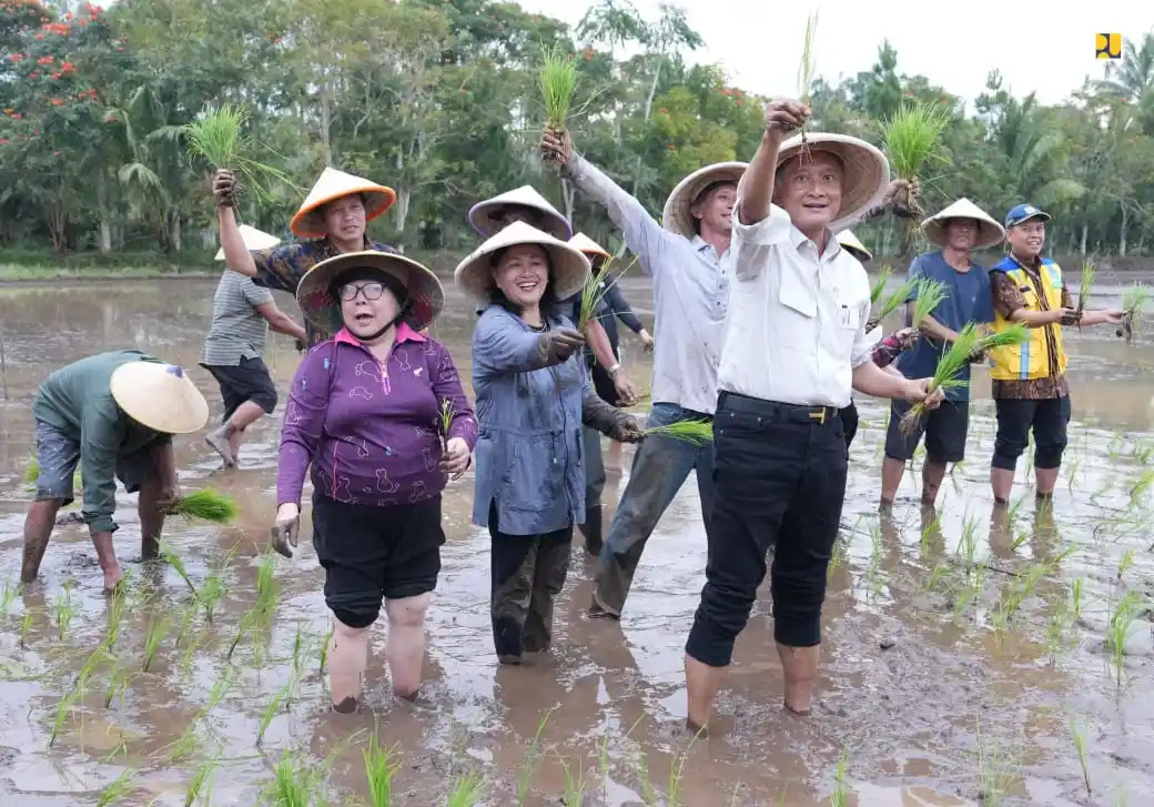 Petani di Desa Wasian, Kecamatan Kakas Barat, Kabupaten Minahasa menggunakan Jaringan Irigasi Air Tanah sehingga bisa bercocok tanam (12/9). (Foto: Dok PU)