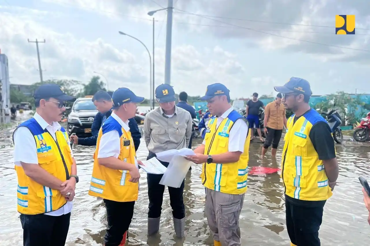 Menteri Pekerjaan Umum, Dody Hanggodo meninjau banjir