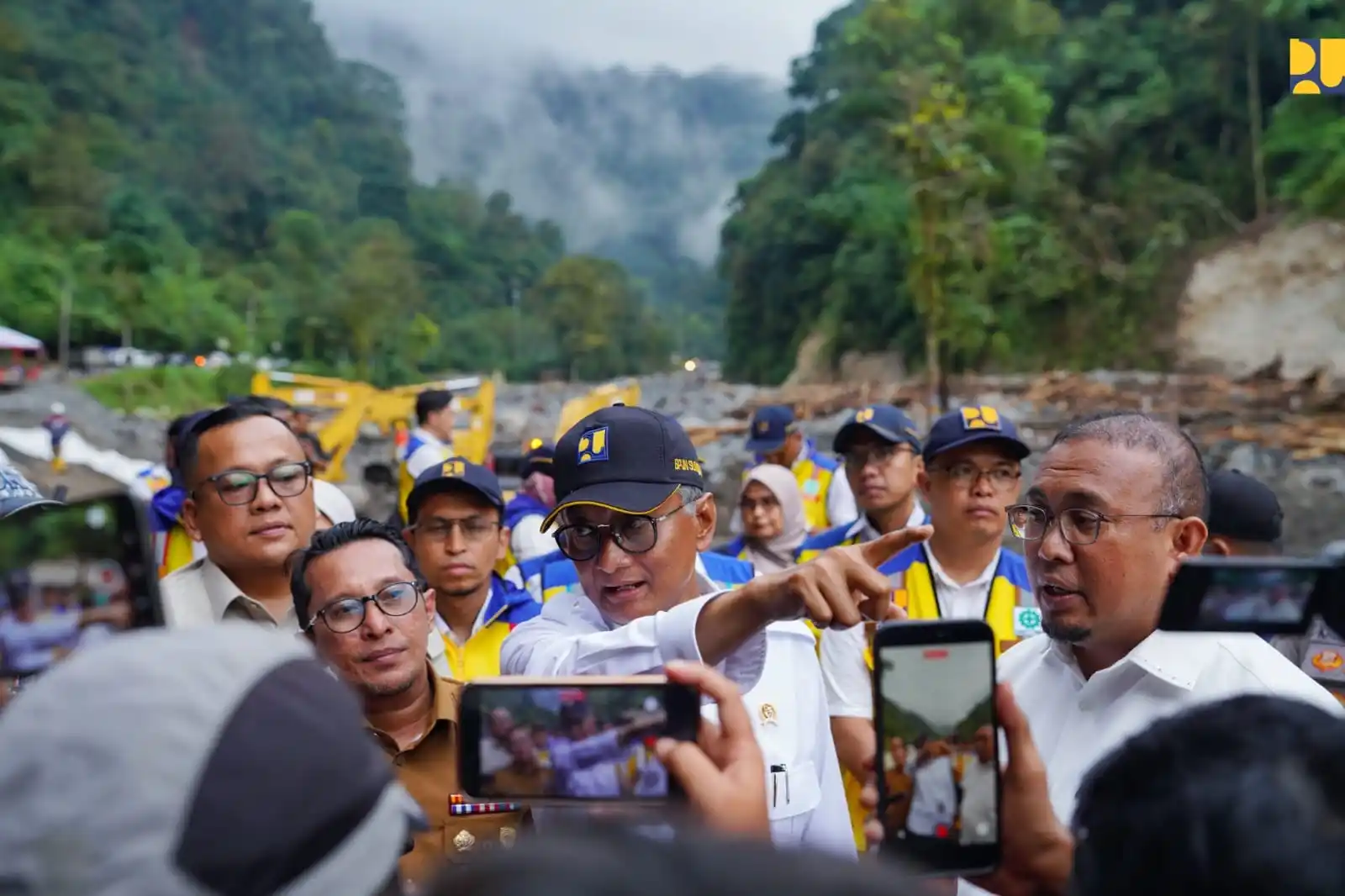 Menteri Pekerjaan Umum memberikan keterangan terkait jalur alternatif Padang-Bukittinggi saat meninjau lokasi jalan putus di Lembah Anai, Kab Tanah Datar