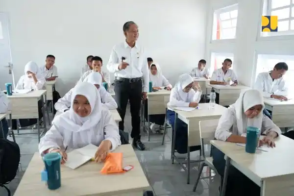 Menteri Pekerjaan Umum, Dody Hanggodo tengah berdialog dengan para siswa di Sekolah Rakyat Sentra Terpadu Prof. Dr. Soeharso, Bantul, Senin (11/8). (Foto: Dok PU)