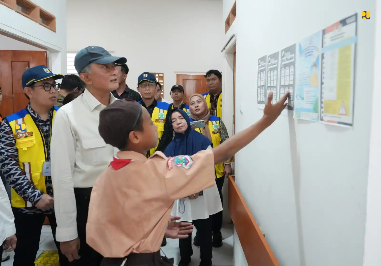 Menteri Pekerjaan Umum Dody Hanggodo mendengarkan penjelasan dari siswa SRMP 21 Menado terkait SRMP 21 Menado, Sulawesi Utara. (Foto: Dok PU)