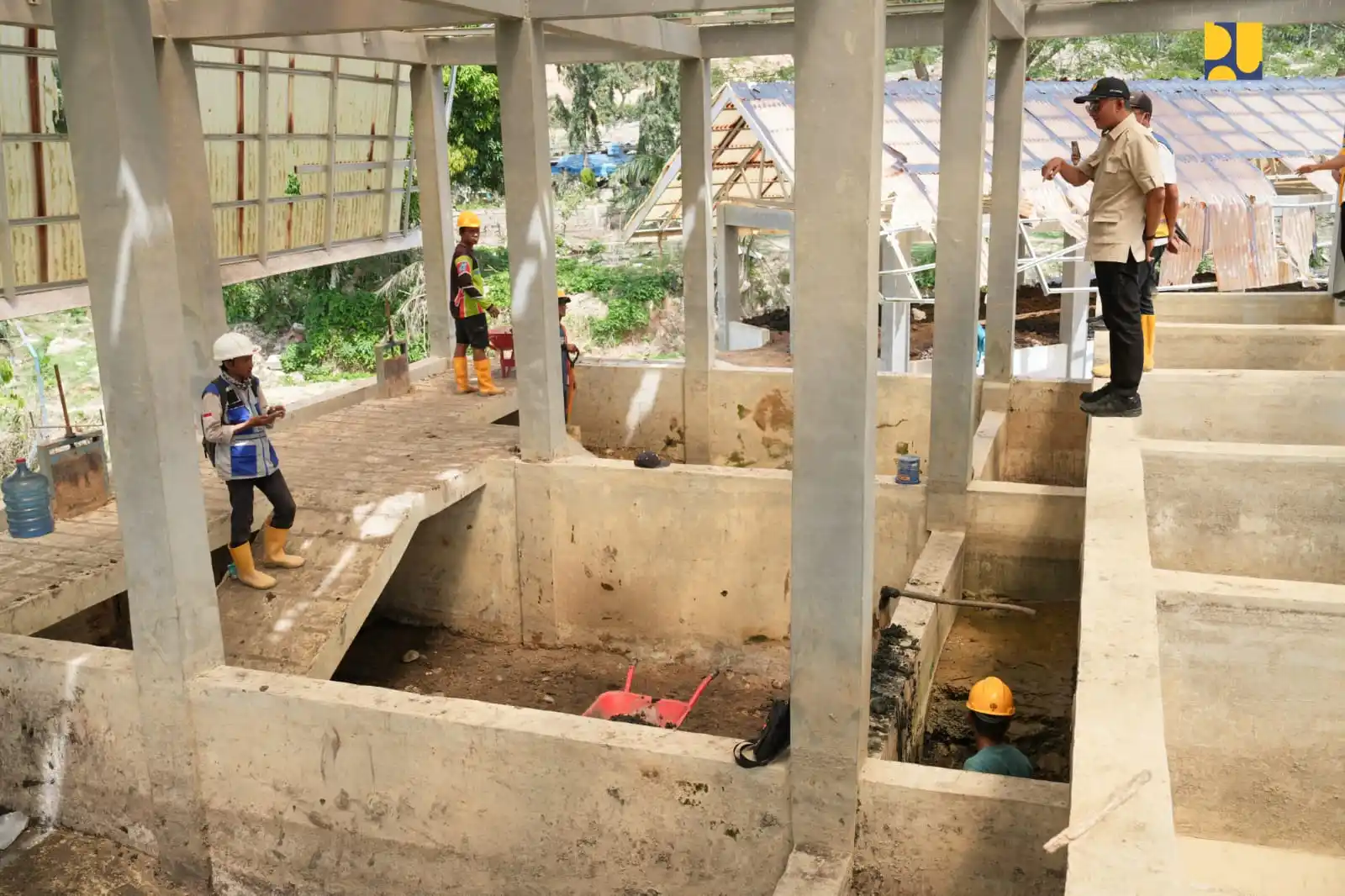 Menteri Pekerjaan Umum (PU) Dody Hanggodo meninjau langsung Tempat Pemrosesan Akhir (TPA) Rantau dan Instalasi Pengolahan Lumpur Tinja (IPLT) Rantau sebagai bagian dari upaya pemulihan pascabencana di Aceh Tamiang, Selasa (20/1/2026).