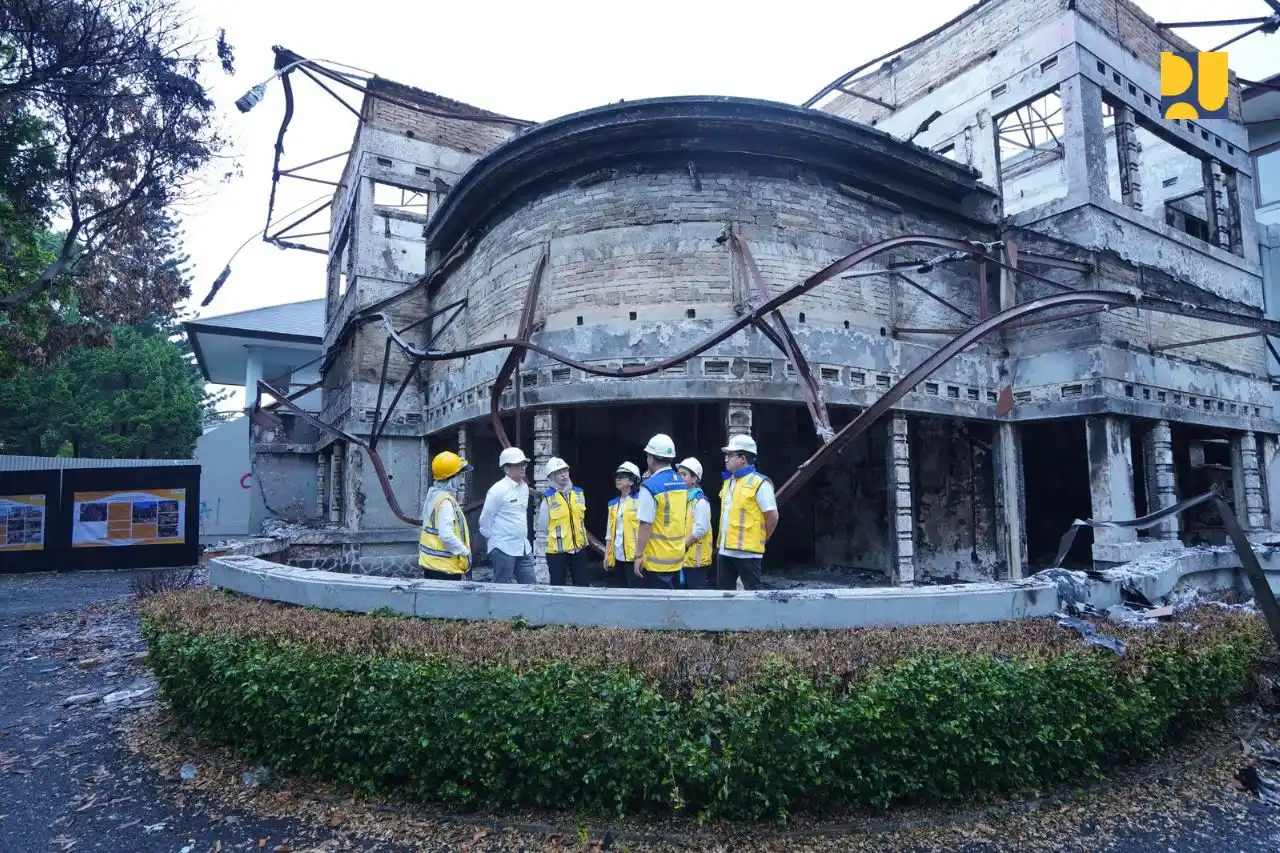 Direktur Jenderal Cipta Karya Dewi Chomistriana melakukan tinjauan langsung bersama Balai Penataan Bangunan, Prasarana, dan Kawasan (BPBPK) Jawa Barat serta Direktorat Bina Teknik Bangunan Gedung dan Penyehatan Lingkungan (BTBGPL) di Wisma MPR RI Bandung, pada Selasa (9/9). (Foto: Dok/MI/PU)