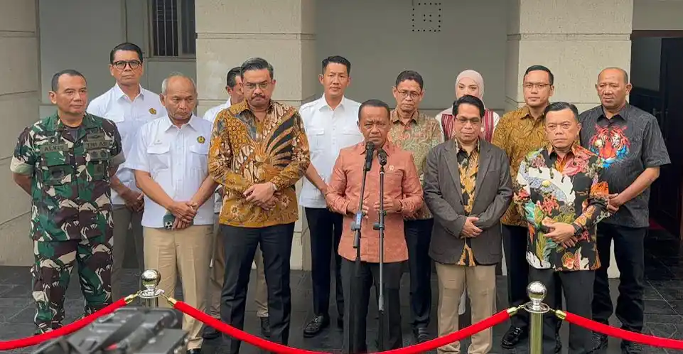 Menteri ESDM, H Bahlil Lahadalia (tiga dari kanan depan) bersama gubernur daerah penghasil migas memberikan penjelasan mengenai legalisasi 45.000 sumur minyak tak bertuan di halaman Gedung Kementerian ESDM, Jakarta Pusat, Kamis (9/10/2025). (Foto : Ist).