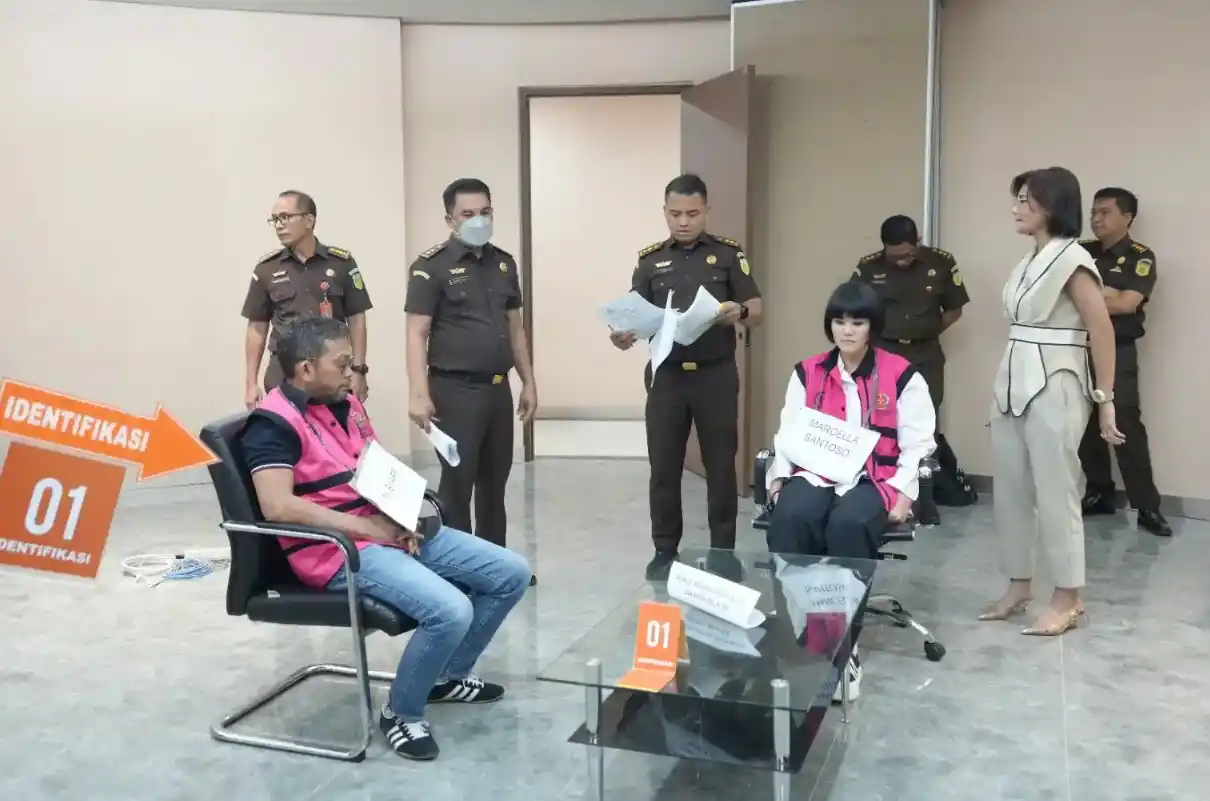 Penyidik Jaksa Agung Muda Bidang Tindak Pidana Khusus (Jampidsus) Kejaksaan Agung (Kejagung) menggelar rekonstruksi terkait penyidikan dugaan tindak pidana suap dan/atau gratifikasi serta perintangan penanganan perkara di Pengadilan Negeri (PN) Jakarta Pusat (Jakpus), Senin (28/4/2025). (Foto: Dok MI)