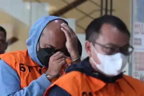 KPK menetapkan 5 tersangka korupsi proyek jalan di Sumut setelah melakukan Operasi Tangkap Tangan (OTT) pada Kamis, 26 Juni 2025. Penetapan ini terkait penyimpangan dalam proyek pembangunan dan preservasi jalan di wilayah Sumatera Utara dengan total nilai mencapai Rp231,8 miliar. Salah satu dari tersangka tersebut merupakan anak buah Gubernur Sumut, Bobby Nasution yakni Kepala Dinas PUPR Provinsi Sumut Topan Obaja Putra Ginting (Foto: Dok MI/Istimewa)