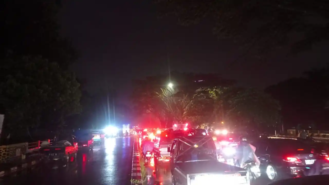 Kondisi kemacetan parah di Jalan Soekarno Hatta, Kota Bandung, Jawa Barat pada Kamis (6/3/2025) malam akibat banjir. (Foto: Dok MI/Sugiyanto)