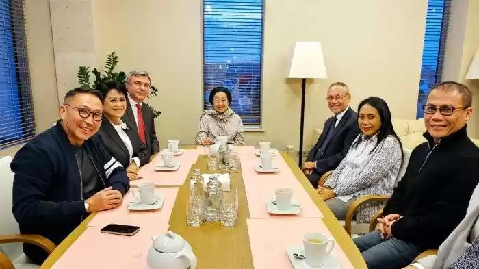 Presiden Ke-5 RI Megawati Soekarnoputri berbincang dengan sejumlah pejabat RI dan perwakilan dari Rusia di St. Petersburg, Rusia, Sabtu (14/9/2024). (Foto: Dok PDIP)