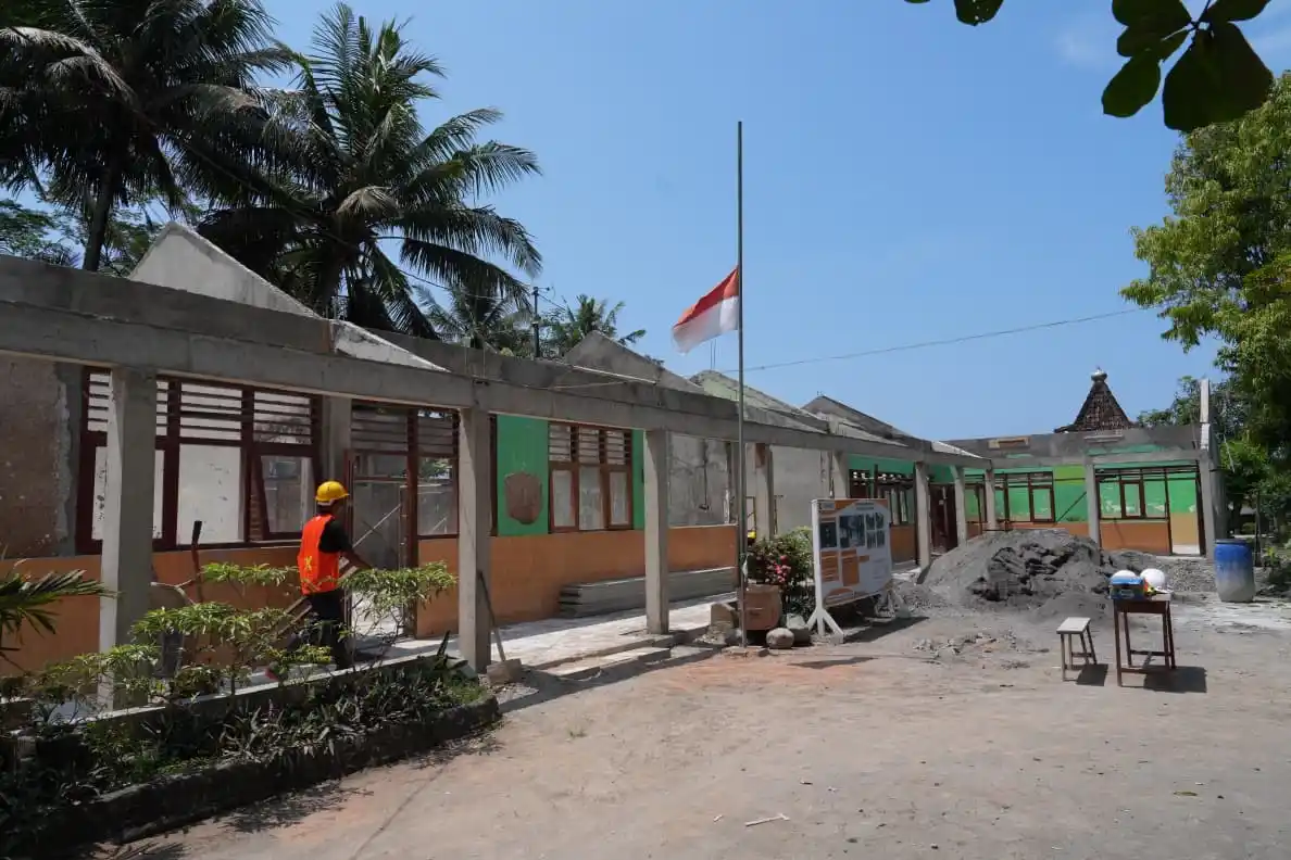 Kenenterian Pekerjaan Umum melakukan revitalisasi Madrasah Ibtidaiyah (MI) Ma’arif Karangwuni, Kecamatan Wates, Kabupaten Kulon Progo. (Foto: dok PU)