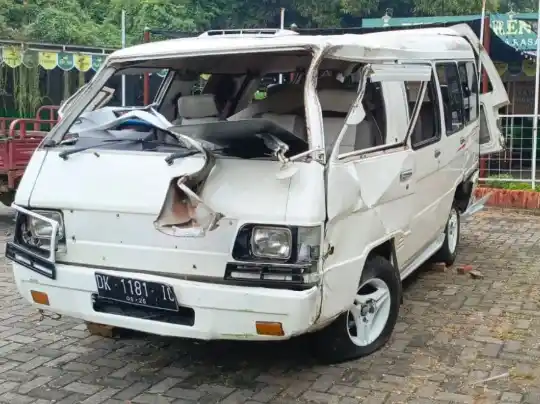 Minibus TK Dihantam Truk di Turunan Silayur Semarang, Jawa Tengah [Foto: Antara]