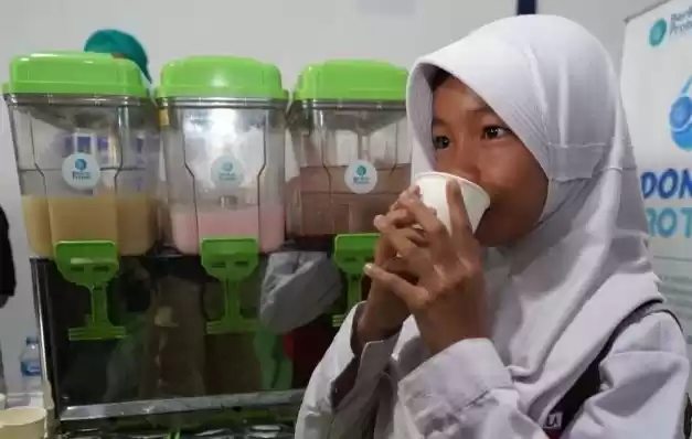 Ilustrasi  Seorang anak SDdi Kabupaten Indramayu minum susu ikan. (Foto: Antara)